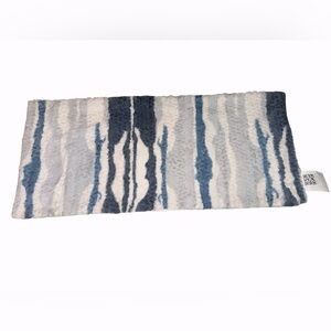 Koolaburra Blue and White Faux Fur Fleece
Lumbar Pillow Cover
15”x55”
NEW